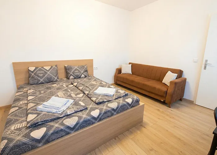 Close To Center - Affordable Private With Tv Apartment *