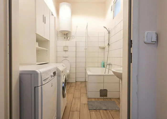 Apartment Close To Center - Affordable Private With Tv